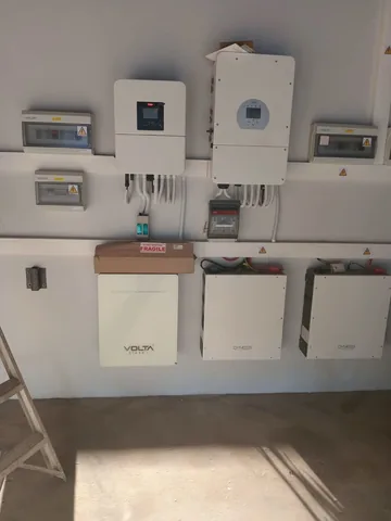 Hybrid inverters with Volta Stage 1 and Dyness battery bank on white mounting rails